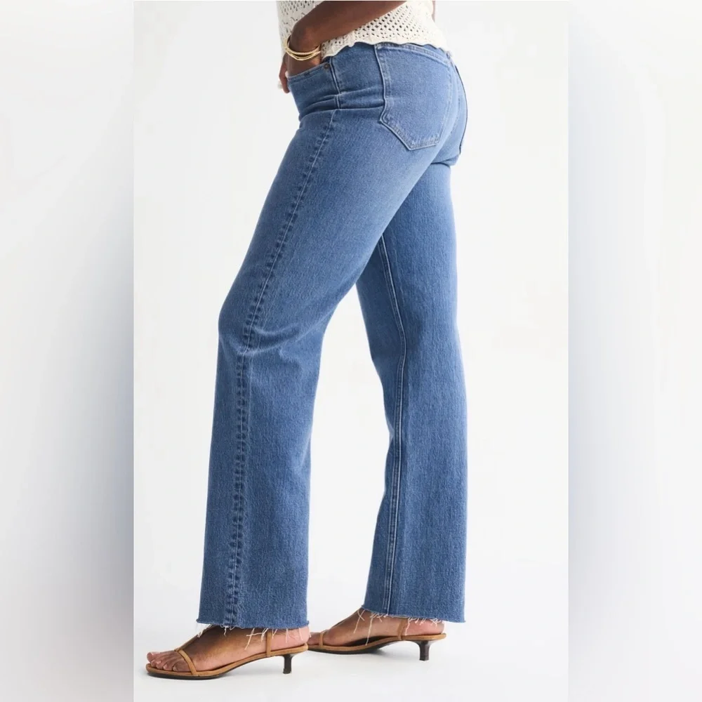 NWT Abercrombie & Fitch 90’s Straight Ultra High Rise, Med Raw Hem, 26 Regular